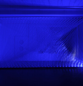 FadenraumraumFaden bei blauem Kunstlicht