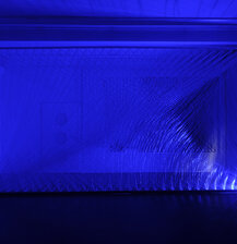 FadenraumraumFaden bei blauem Kunstlicht