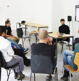 Julian Netzer und Henrike Uthe geben Einblick in die Entwicklung von ihrem Lernraum „Drift“ im Rahmen eines Workshops.