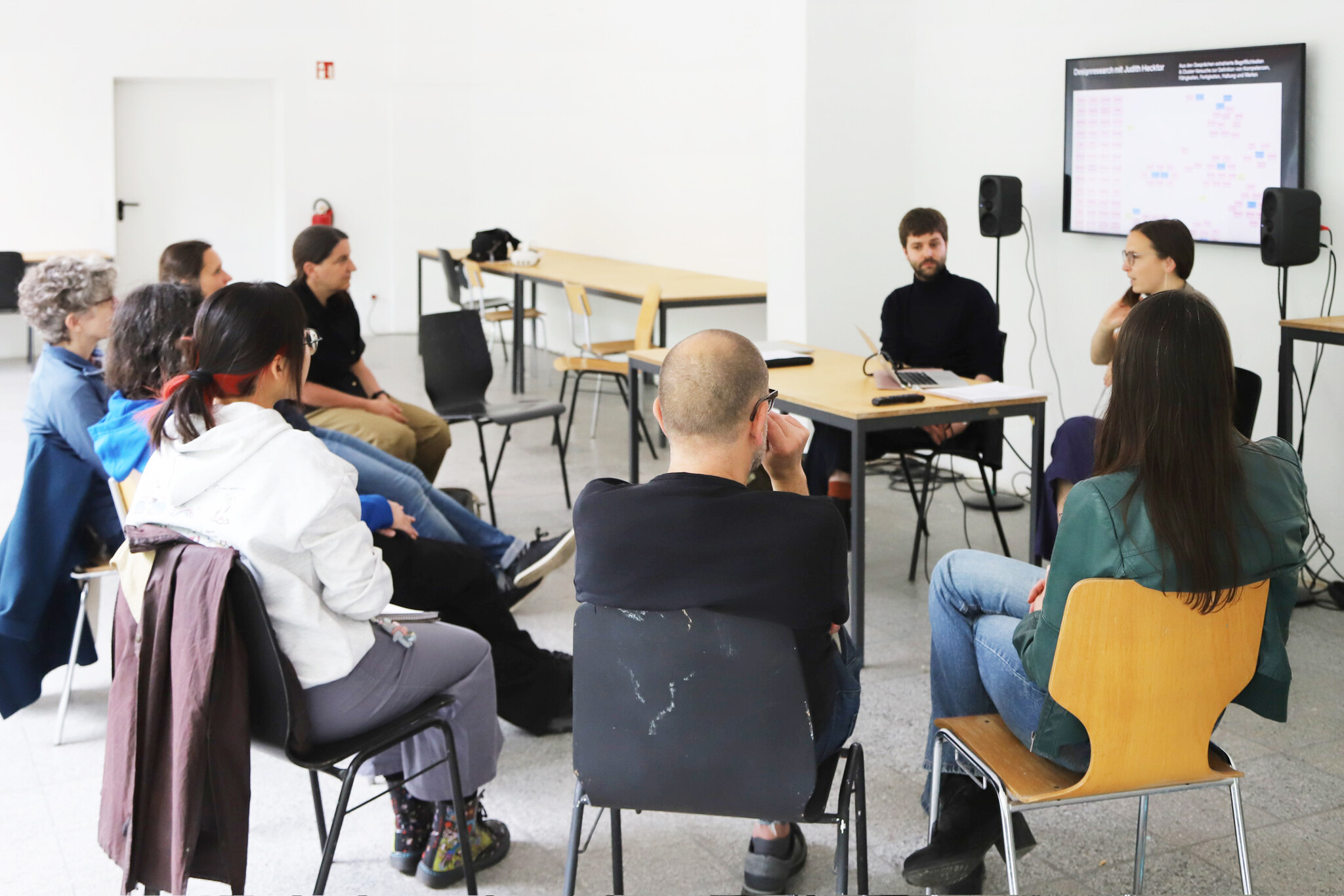Julian Netzer und Henrike Uthe geben Einblick in die Entwicklung von ihrem Lernraum „Drift“ im Rahmen eines Workshops. Julian Netzer und Henrike Uthe geben Einblick in die Entwicklung von ihrem Lernraum „Drift“ im Rahmen eines Workshops.