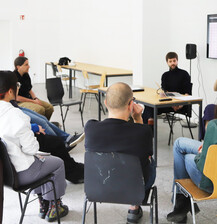 Julian Netzer und Henrike Uthe geben Einblick in die Entwicklung von ihrem Lernraum „Drift“ im Rahmen eines Workshops.