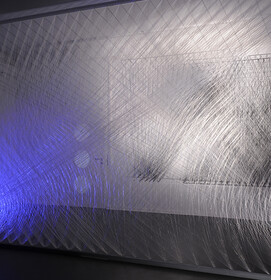 FadenraumraumFaden bei weißem Kunstlicht