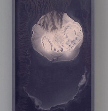Bettina Scholz, o.T., Acrylglas und Sprühfarbe, 50 x 25 cm,