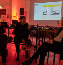 Grischa Lichtenberger, Olaf Bender und Max Dax im Gespräch beim Raster Vortrag IDEA ID
