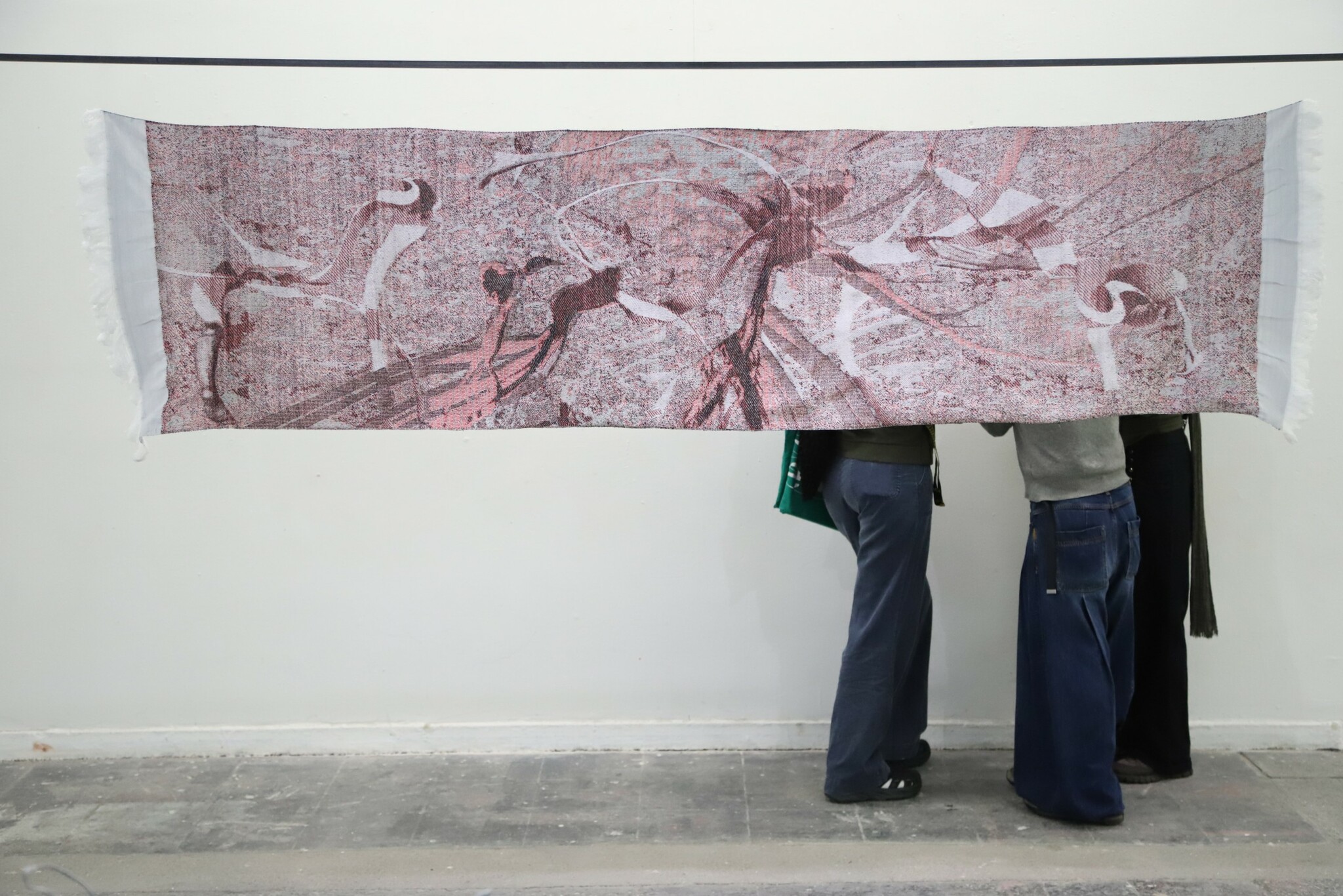 „Limbs I“ Jacquard-Gewebe aus Polyester, Viskose, Acryl und Baumwolle von Elaine Bonavia (2025). „Limbs I“ Jacquard-Gewebe aus Polyester, Viskose, Acryl und Baumwolle von Elaine Bonavia (2025).