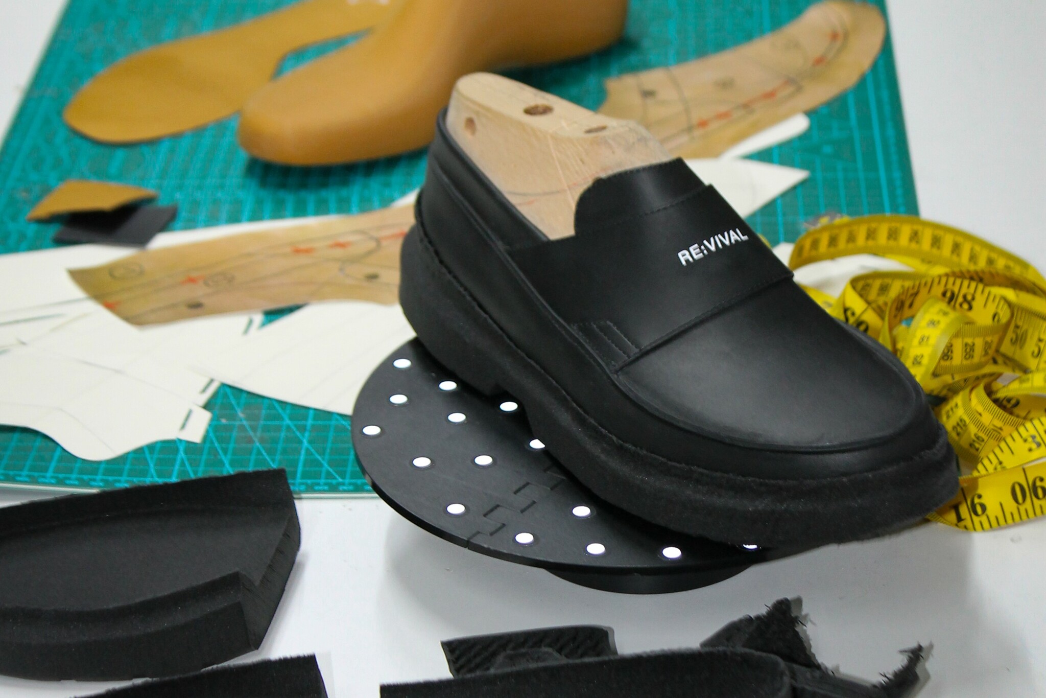 Reviving Traditional Crafts in the Digital Age: A Hybrid Workflow for Footwear Design | Jasper Mendel Reviving Traditional Crafts in the Digital Age: A Hybrid Workflow for Footwear Design | Jasper Mendel