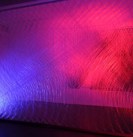 FadenraumraumFaden bei rotem Kunstlicht