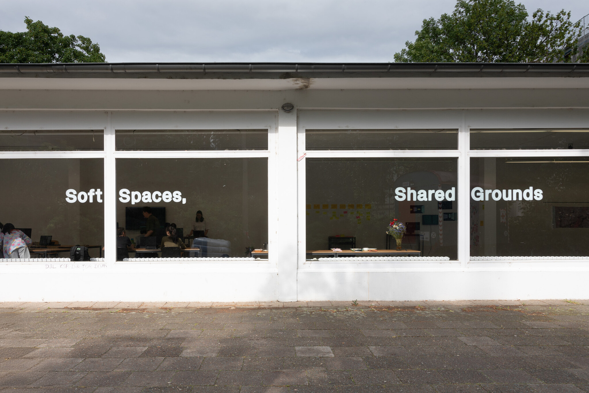 In der Ausstellung sind Arbeiten von den Mitarbeitenden Julian Netzer, Robin Rutenberg, Elaine Bonavia, Volo Bevza, Madeleine Madej, Henrike Uthe und zahlreichen Studierenden der Kunsthochschule zu sehen. In der Ausstellung sind Arbeiten von den Mitarbeitenden Julian Netzer, Robin Rutenberg, Elaine Bonavia, Volo Bevza, Madeleine Madej, Henrike Uthe und zahlreichen Studierenden der Kunsthochschule zu sehen.
