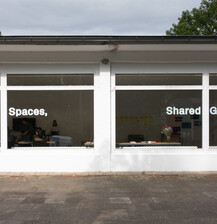 In der Ausstellung sind Arbeiten von den Mitarbeitenden Julian Netzer, Robin Rutenberg, Elaine Bonavia, Volo Bevza, Madeleine Madej, Henrike Uthe und zahlreichen Studierenden der Kunsthochschule zu sehen. In der Ausstellung sind Arbeiten von den Mitarbeitenden Julian Netzer, Robin Rutenberg, Elaine Bonavia, Volo Bevza, Madeleine Madej, Henrike Uthe und zahlreichen Studierenden der Kunsthochschule zu sehen.