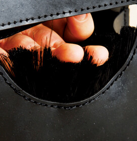 Schwarz mit hand-1.jpg