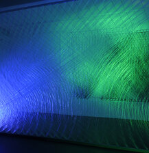 FadenraumraumFaden bei grün-blauem Kunstlicht