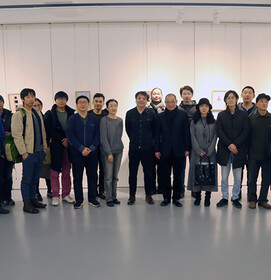 Prof. Chen Qi mit Kunststudierenden bei der Ausstellung von Nader Ahriman in der Kunsthochschule Beijing (2018)
