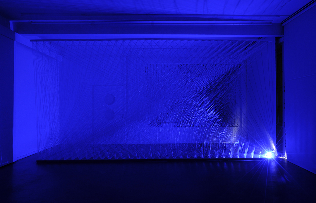 FadenraumraumFaden bei blauem Kunstlicht