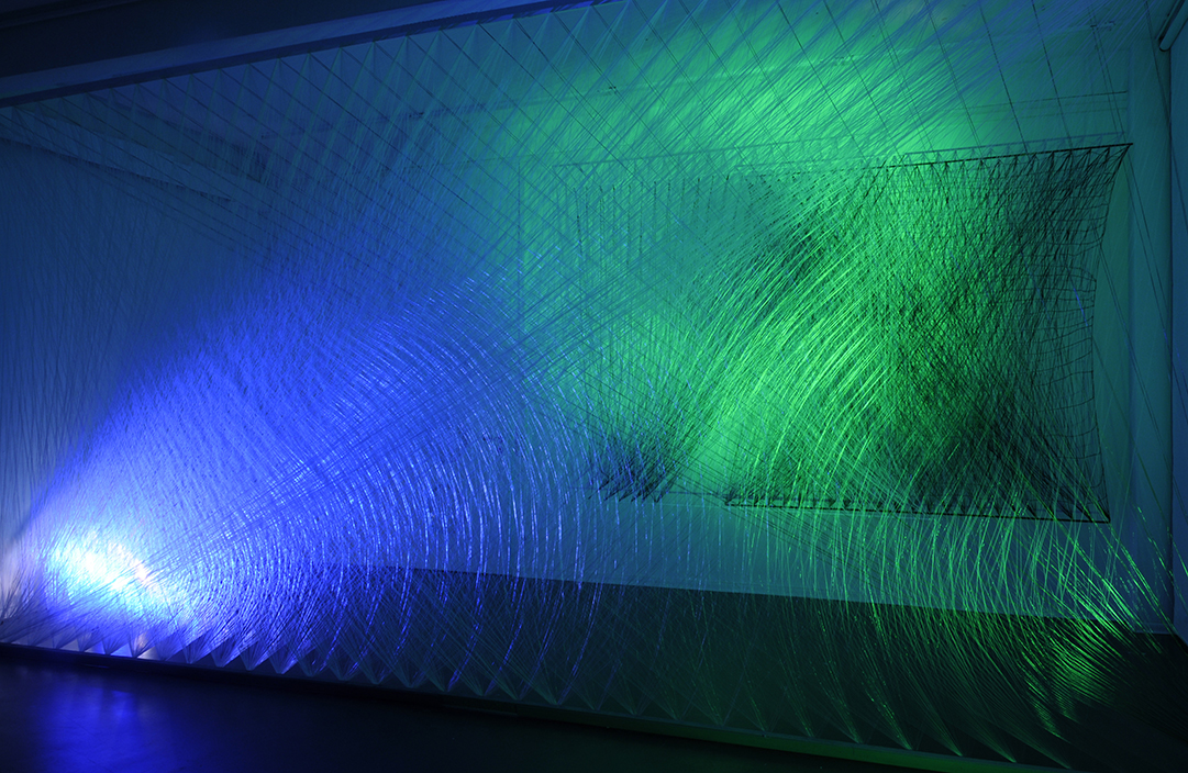 FadenraumraumFaden bei grün-blauem Kunstlicht