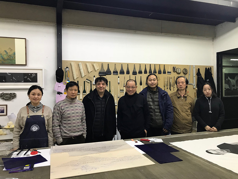 Besuch bei Prof. Chen Qi (Mitte) und seinen Mitarbeiter*innen in seinem Atelier in Beijing (2018)
