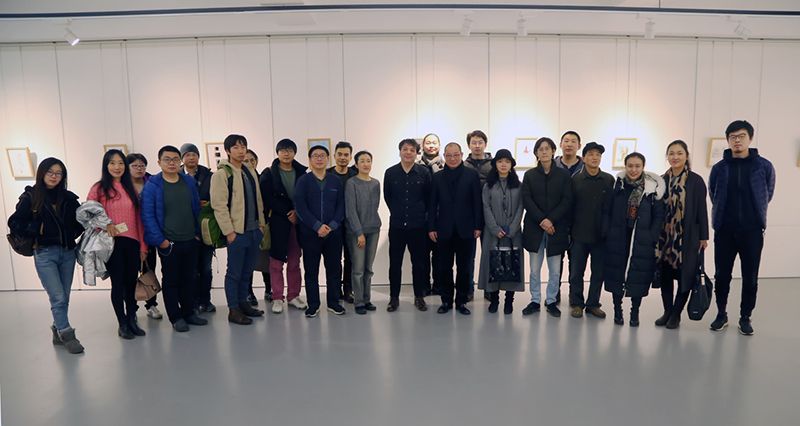 Prof. Chen Qi mit Kunststudierenden bei der Ausstellung von Nader Ahriman in der Kunsthochschule Beijing (2018)