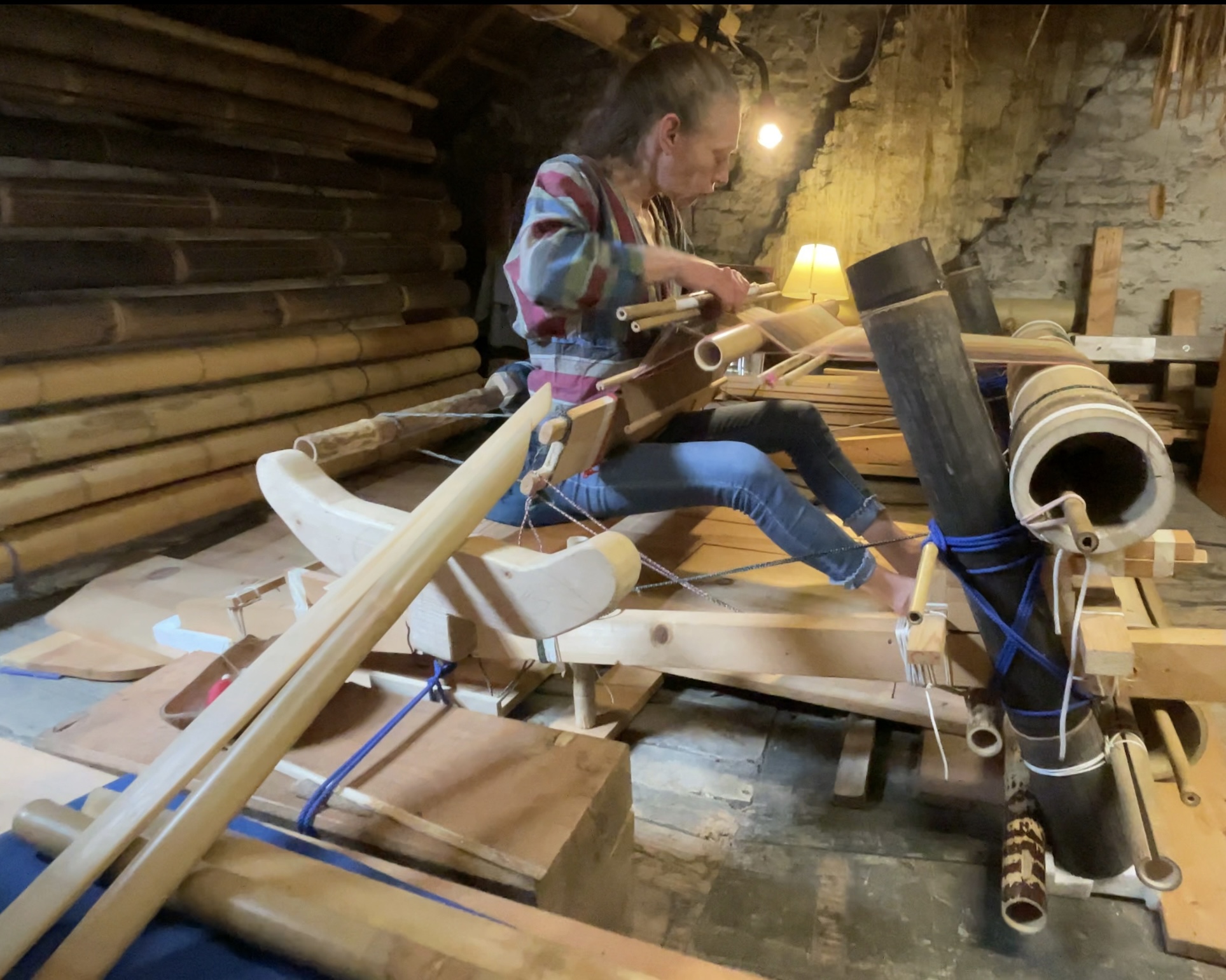 Slit trunk with releasable flat warp